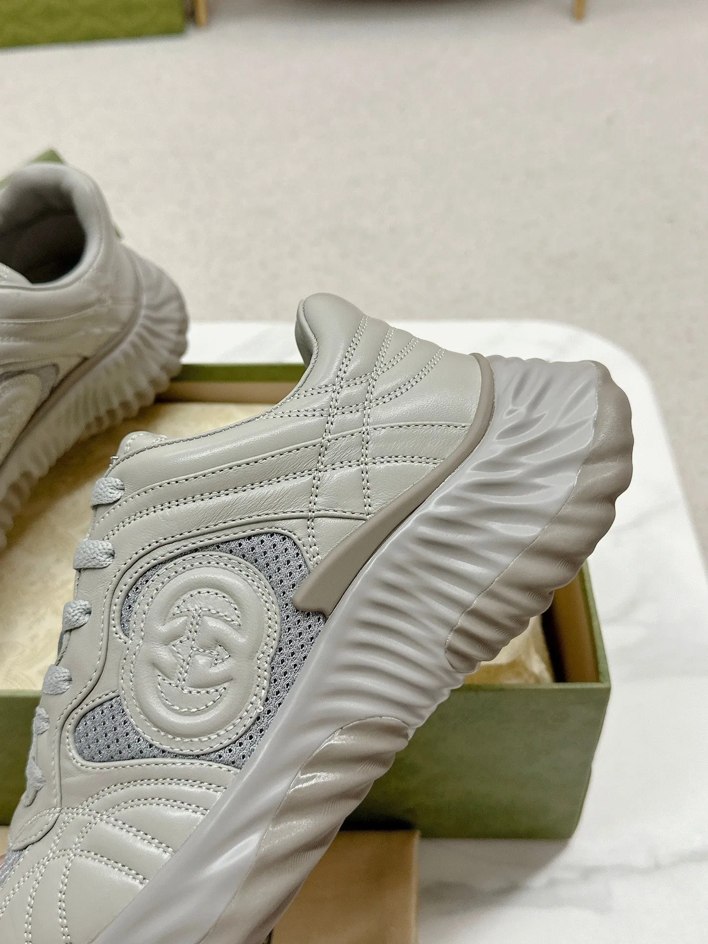 GG RIPPLE TRAINER LIGHT GRAY LAMBSKIN